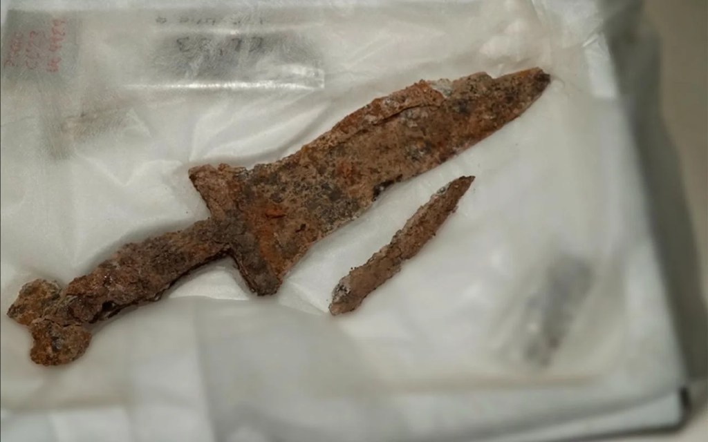 Arkeologlar Antik İspanyol Kalesinde Hançerli 1.800 Yıllık Romalı Asker Gömüsünü Ortaya&nbsp;Çıkardı